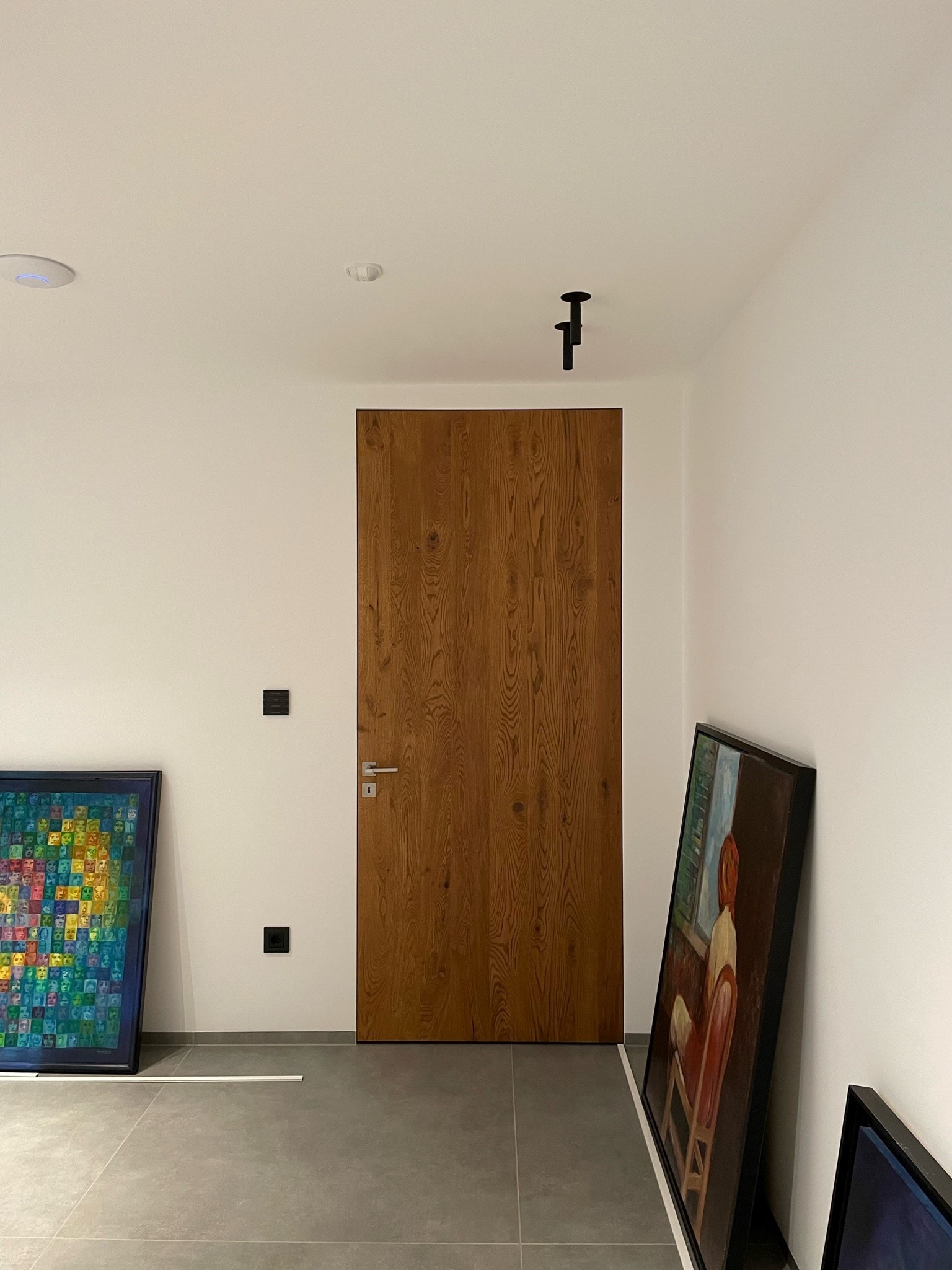 Flush and frameless interior door in warm oak